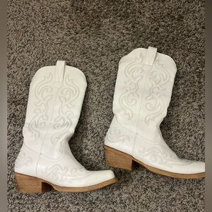 Cowgirl white boots - size 6